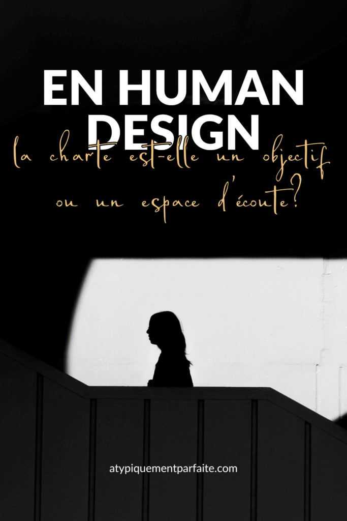 Femme en silhouette sur un escalier en noir et blanc avec la question “En Human Design, la charte est-elle un objectif ou un espace d’écoute?”, visuel associé à une réflexion sur la relation à soi et le déconditionnement.