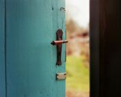 vieille porte bleue entre-ouverte